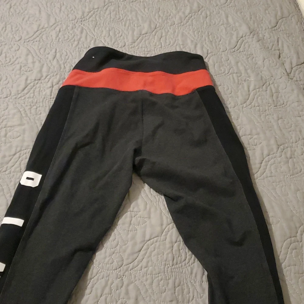 PINK Victoria's Secret Black and Red Yoga Leggings Size Small - Picture 3 of 4